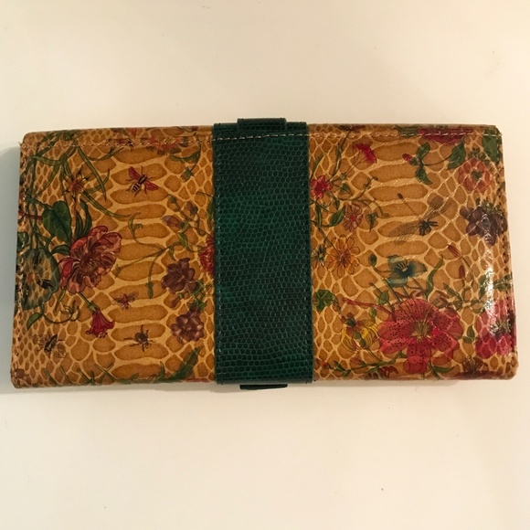 NWOT Floral Embossed Women's Wallet - Picture 2 of 3
